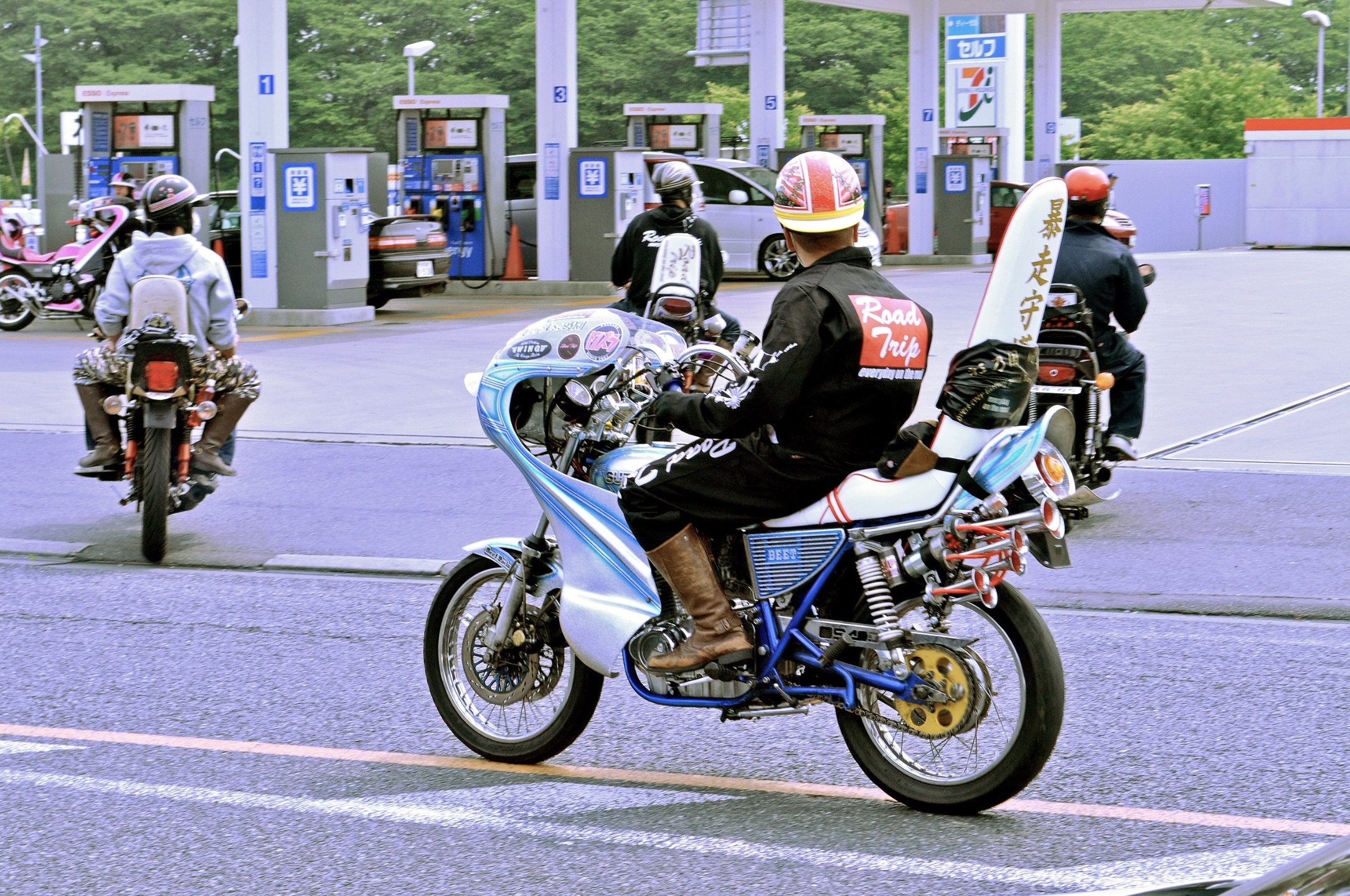 A group of bōsōzoku. 